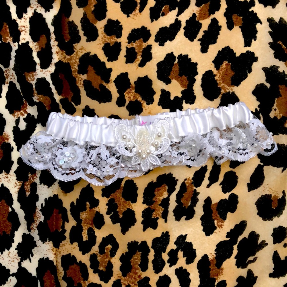 Beautiful woman’s lace Bridal leg Garter.  Leg band